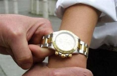 Rapina di un rolex fallita, vittima gambizzata: si indaga